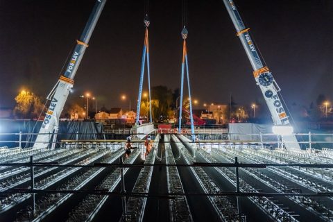 Pose des poutres du tablier du pont de franchissement de l'A3 - Nuit du 14 au 15 avril 2021